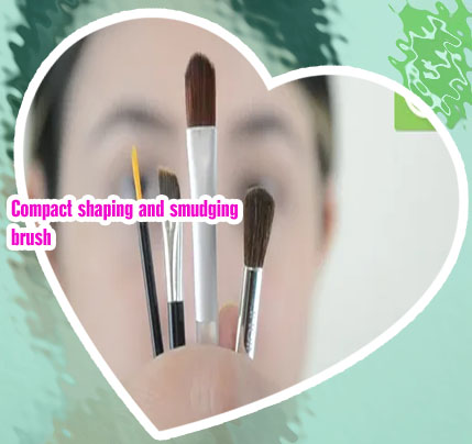 Best brush to apply eyeshadow