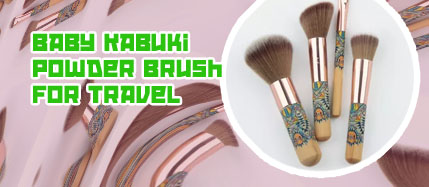 Travel powder brush